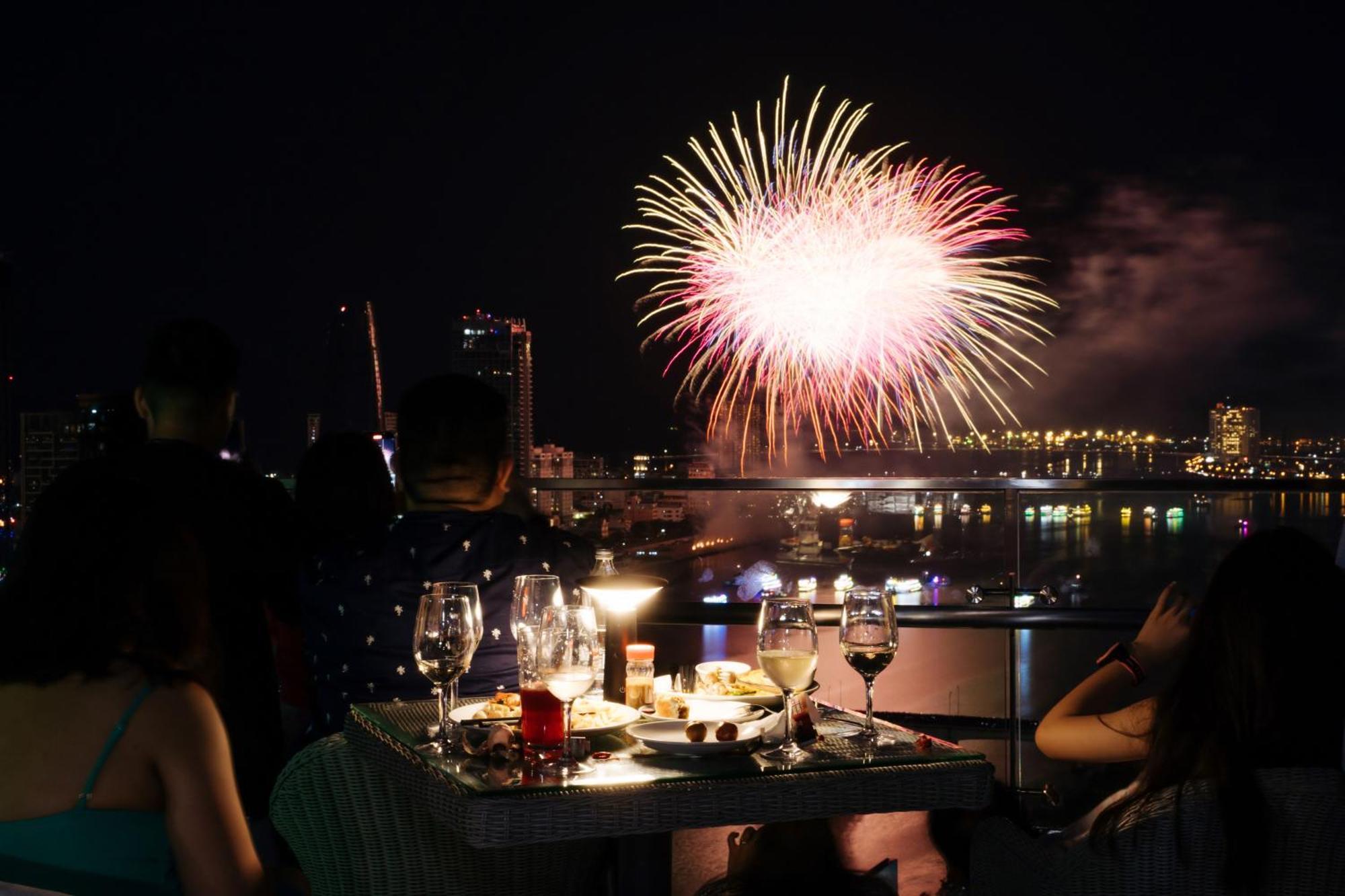 Wink Icon Hotel Danang Riverside - Luxury Suites - 24Hrs Stay & Rooftop Pool Bar Екстер'єр фото