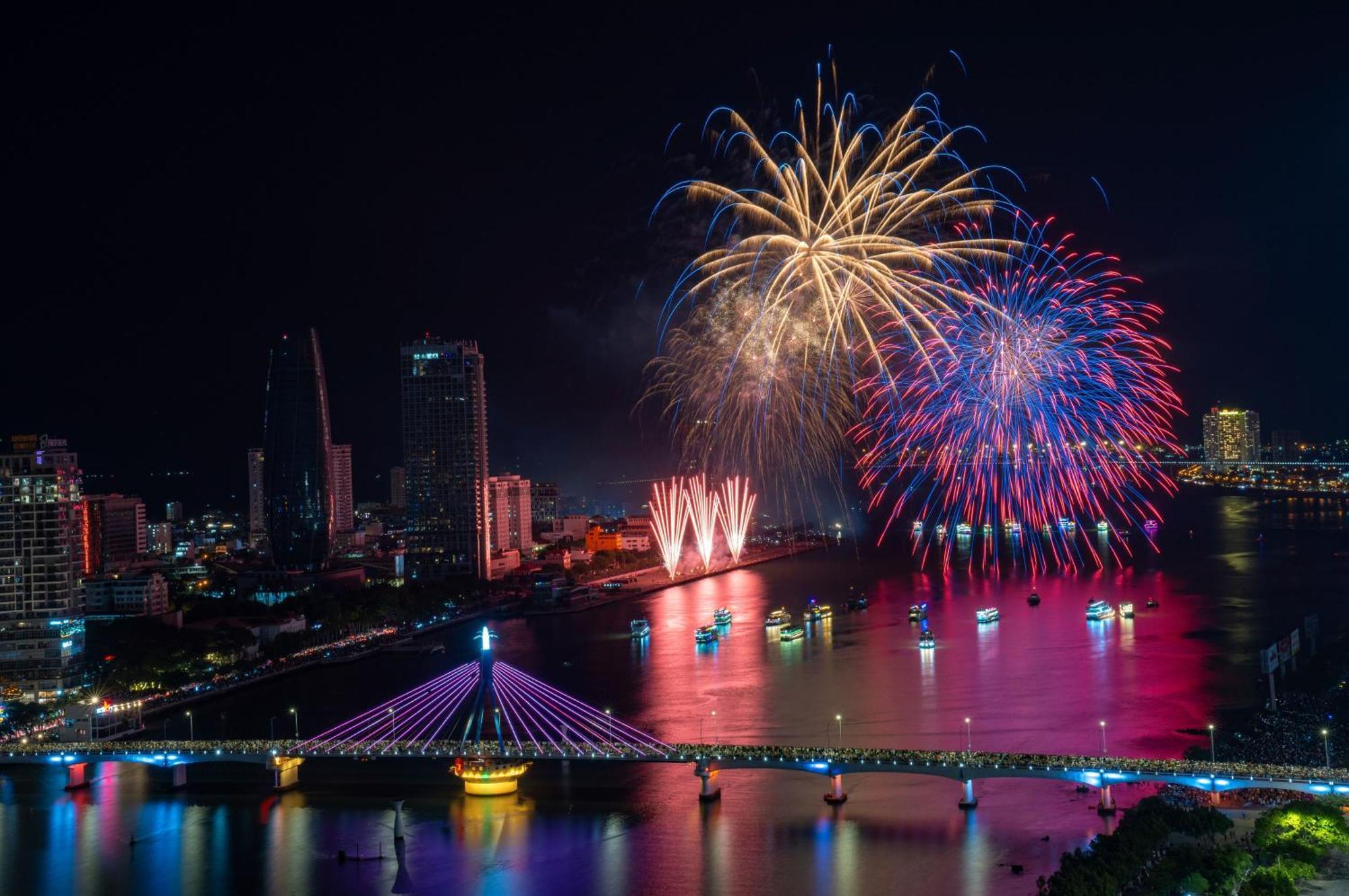 Wink Icon Hotel Danang Riverside - Luxury Suites - 24Hrs Stay & Rooftop Pool Bar Екстер'єр фото